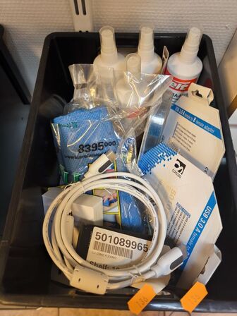 Kasse med blandet IT udstyr (se billeder)