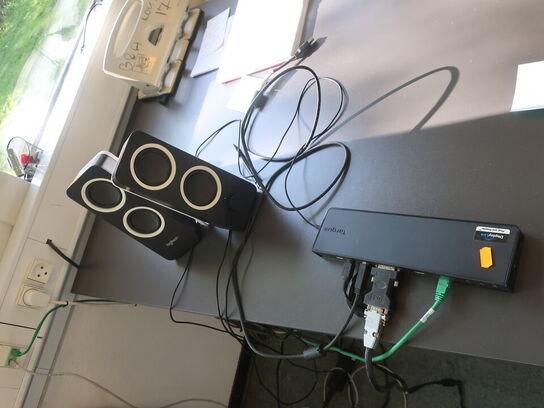 Projektor NEC ME311W inkl. lærred & div. afbilledet tilbehør