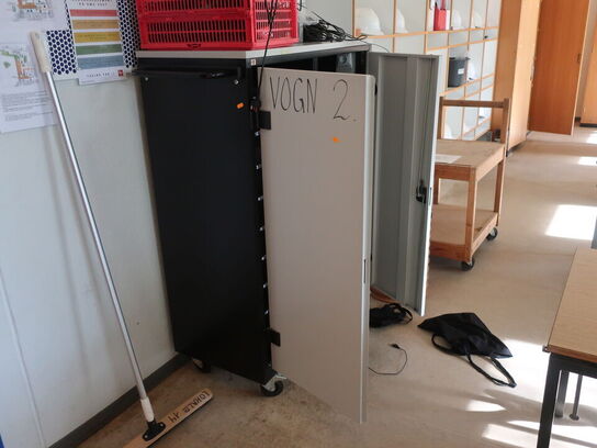 Skab til PC'er m. stik til lader ved hver hylde