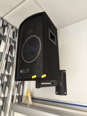 2 stk SKYTEC højttalere inkl. beslag
