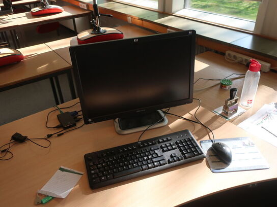 Projektor NEC ME311W inkl. lærred & div. afbilledet tilbehør