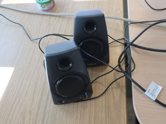 Projektor NEC ME311W inkl. lærred & div. afbilledet tilbehør