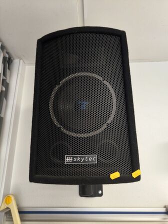 2 stk SKYTEC højttalere inkl. beslag