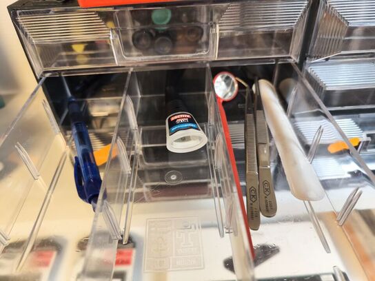 3 komponentskabe inkl. indhold (se billeder)