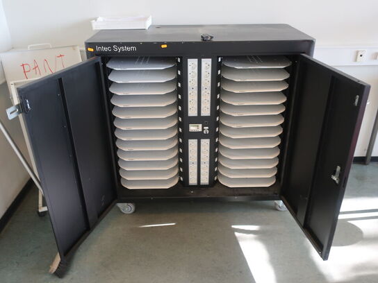 Skab til PC'er INTEC m. stik til lader ved hver hylde