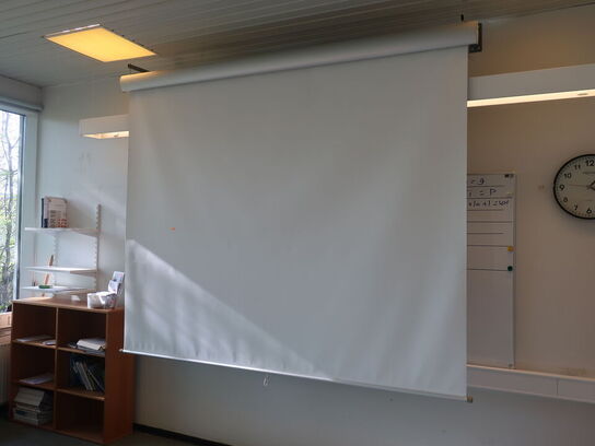 Projektor NEC ME311W inkl. lærred & div. afbilledet tilbehør