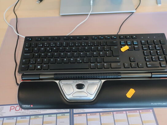 2 stk. HP EliteDisplay G4 27" skærme inkl. rollermouse & div. tilbehør