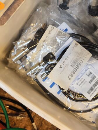 1 ks. m. låsewirere til IT udstyr