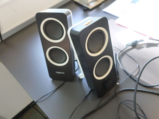 Projektor NEC ME311W inkl. lærred & div. afbilledet tilbehør