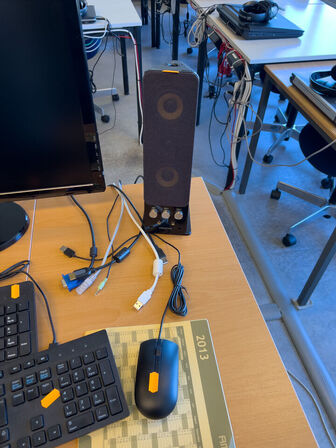 Div. it-udstyr (skærm, tastaturer, Creative højttalere m.v.)