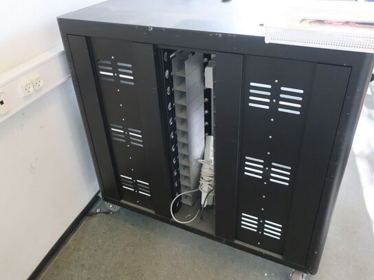 Skab til PC'er INTEC m. stik til lader ved hver hylde