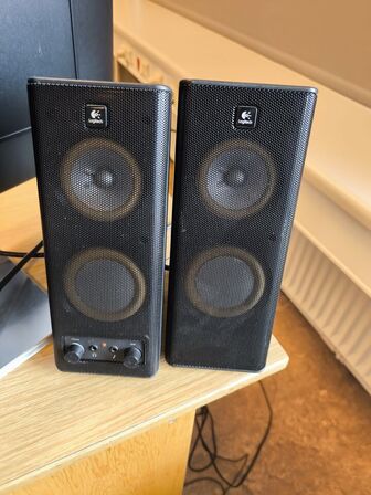 Skærm 31,5" AOC U3277PWQU 4K UHD & LOGITECH højttalere