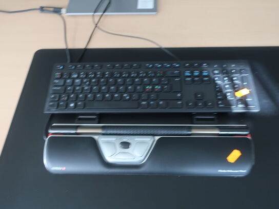 2 stk. HP EliteDisplay 27" skærme inkl. rollermouse & div. tilbehør