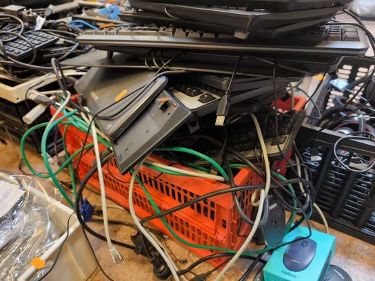 1 ks. m. div. tastaturer, mus m.v.