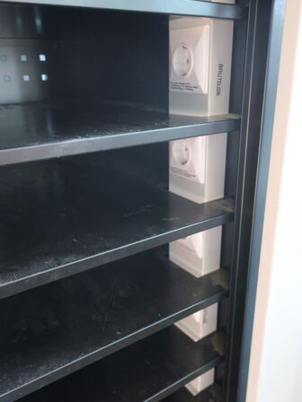 Skab til PC'er m. stik til lader ved hver hylde