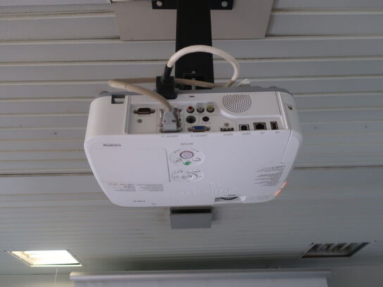 Projektor NEC ME311W inkl. lærred & div. afbilledet tilbehør