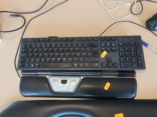 2 stk. HP EliteDisplay 27" skærme inkl. rollermouse & div. tilbehør