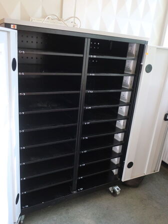 Skab til PC'er m. stik til lader ved hver hylde