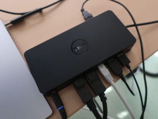 2 stk. HP EliteDisplay 27" skærme inkl. rollermouse & div. tilbehør