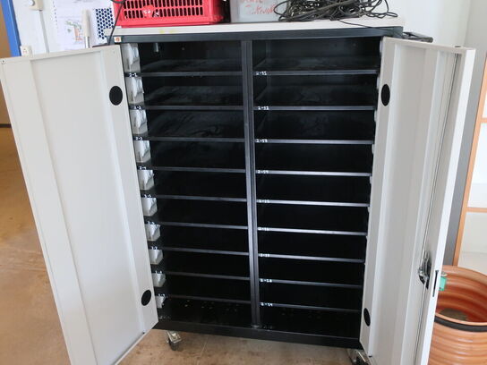 Skab til PC'er m. stik til lader ved hver hylde