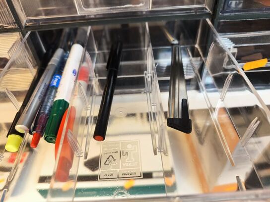 3 komponentskabe inkl. indhold (se billeder)