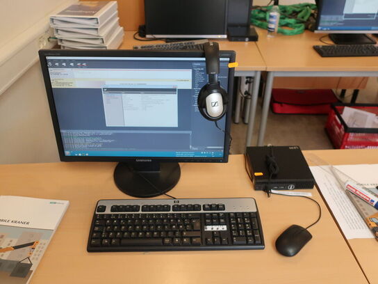 HP 22" skærm m. tastatur SynchMaster 2243 (PC medfølger ikke)