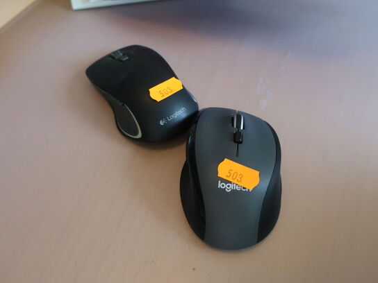 2 stk. HP EliteDisplay 27" skærme inkl. rollermouse & div. tilbehør