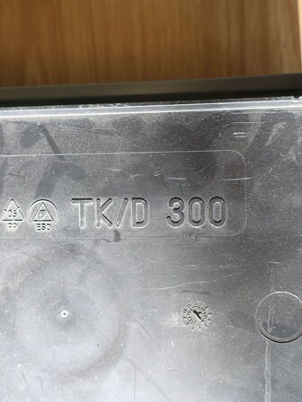 17 stk. plastkasser TK300 m. låg inkl. indhold (div. IT udstyr)