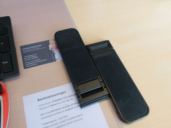 2 stk. HP EliteDisplay G4 27" skærme inkl. rollermouse & div. tilbehør