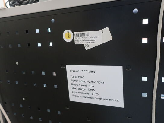 Skab til PC'er m. stik til lader ved hver hylde