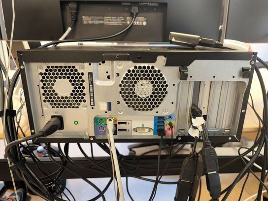 HP EliteDisplay E273 skærme, mus, tastatur m.v. (PC medfølger ikke)