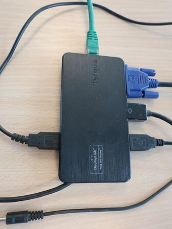 Projektor NEC ME311W inkl. lærred & div. afbilledet tilbehør