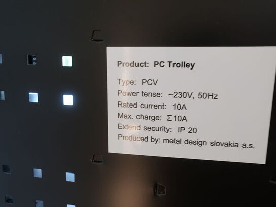 Skab til PC'er m. stik til lader ved hver hylde