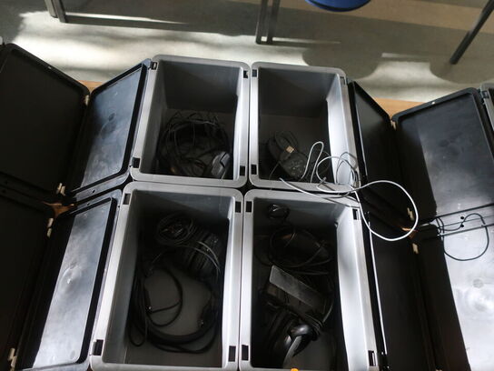 17 stk. plastkasser TK300 m. låg inkl. indhold (div. IT udstyr)