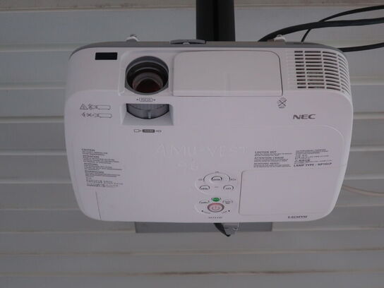 Projektor NEC ME311W inkl. lærred & div. afbilledet tilbehør