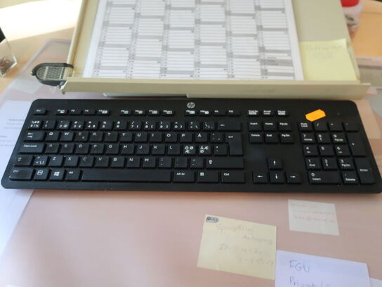 2 stk. HP EliteDisplay 27" skærme inkl. div. tilbehør (PC medfølger ikke)