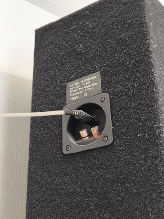 2 stk SKYTEC højttalere inkl. beslag