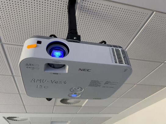 Projektor NEC ME301W inkl. lærred & CREATIVE højttalere