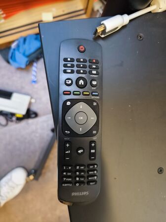 Fladskærms TV 43" PHILIPS 43PFS5505/12 på stativ