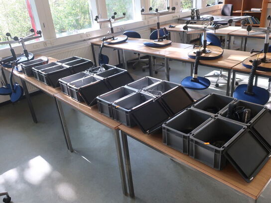 17 stk. plastkasser TK300 m. låg inkl. indhold (div. IT udstyr)