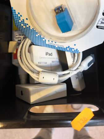 Kasse med blandet IT udstyr (se billeder)