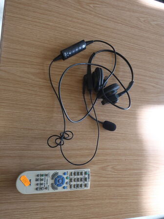 Projektor NEC ME311W inkl. lærred & div. afbilledet tilbehør