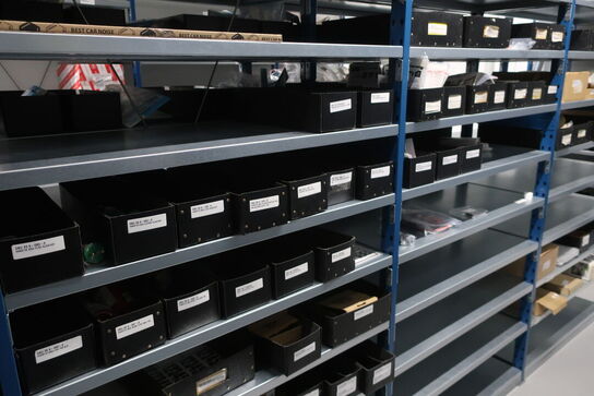 22 fag lagerreoler med indhold