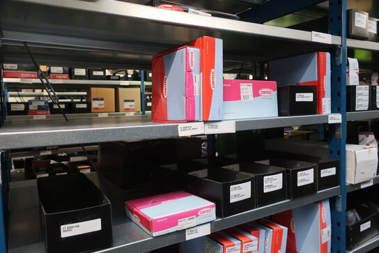 22 fag lagerreoler med indhold