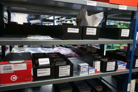 8 fag lagerreoler med indhold