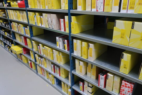 28 fag lagerreoler med indhold