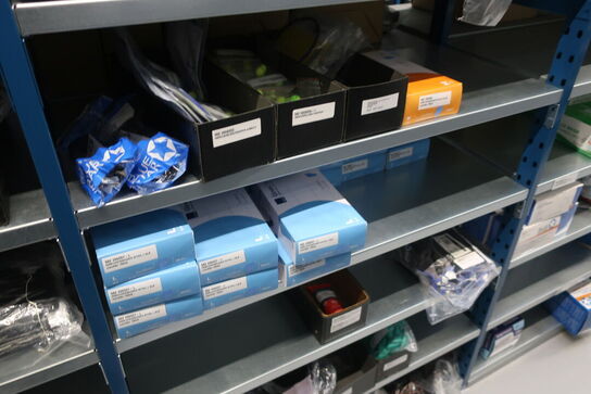 22 fag lagerreoler med indhold