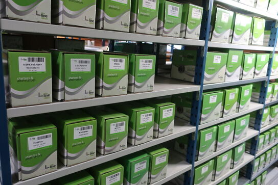 12 fag lagerreoler med indhold 