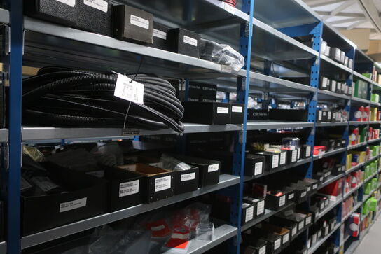 22 fag lagerreoler med indhold