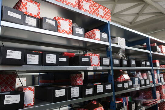 24 fag lagerreoler med indhold